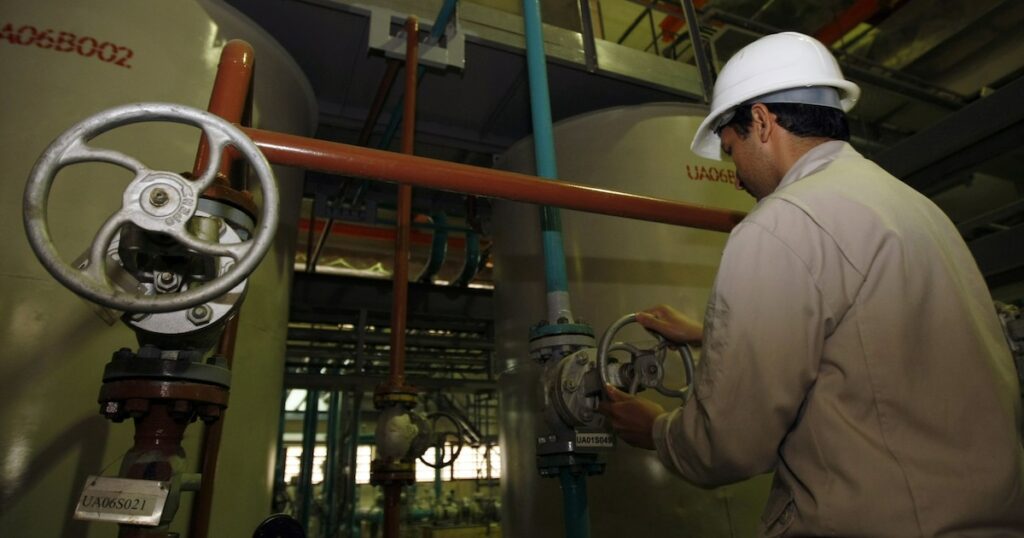 Technicien iranien, le 9 février 2015, dans la centrale nucléaire de Bouchehr, contruite en coopération avec les Russes dans le sud de l'Iran