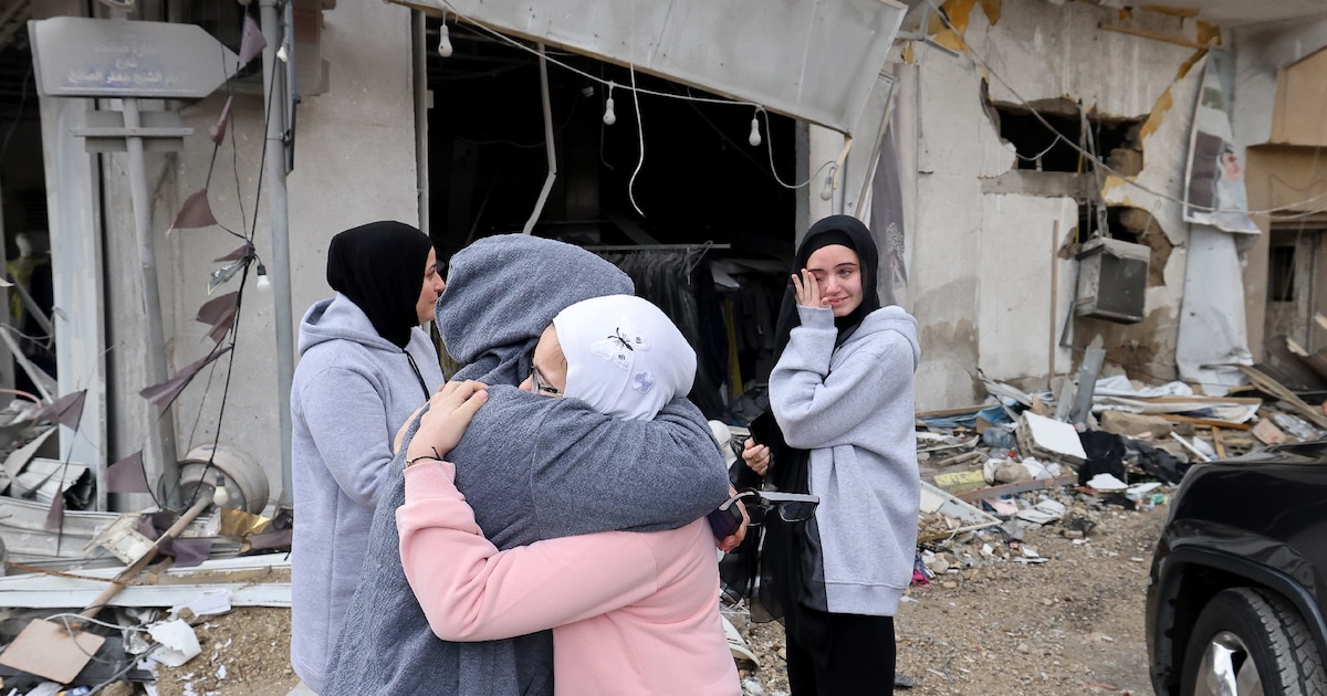 Retrouvailles au retour chez eux d'habitants du sud du Liban déplacés par les hostilités après le cessez-le-feu entre Israël et le Hezbollah, le 28 novembre 2024