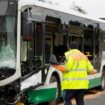 Autofahrerin stirbt bei Zusammenstoß mit Bus voller Schulkinder