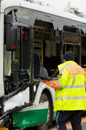 Autofahrerin stirbt bei Zusammenstoß mit Bus voller Schulkinder