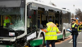 Autofahrerin stirbt bei Zusammenstoß mit Bus voller Schulkinder