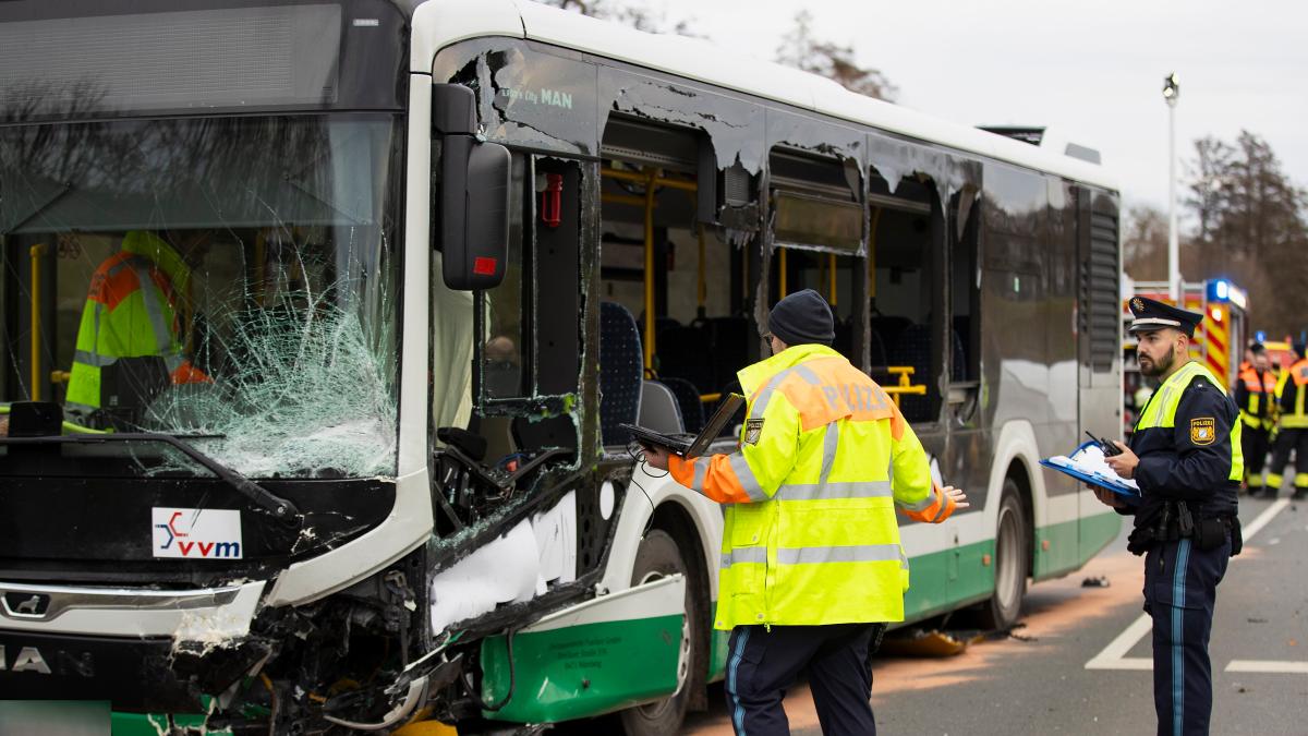 Autofahrerin stirbt bei Zusammenstoß mit Bus voller Schulkinder