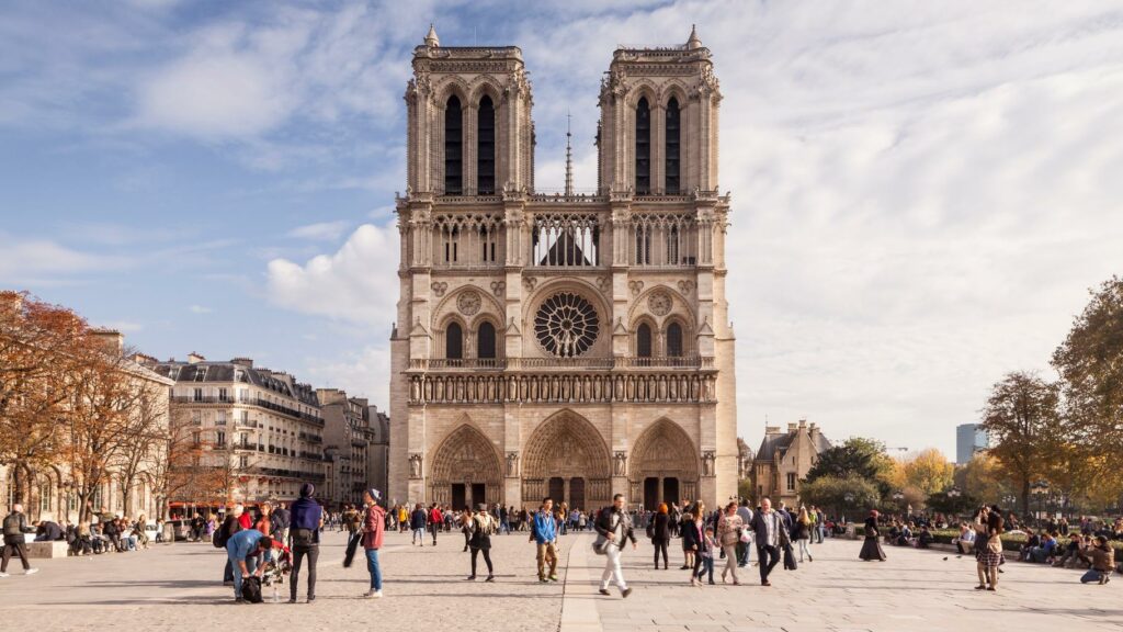 Notre-Dame de Paris : Clara Luciani, tête d’affiche du concert de stars prévu le 7 décembre pour la réouverture