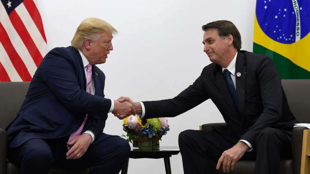 Au Brésil, Jair Bolsonaro mise sur Donald Trump et son élection pour revenir en politique