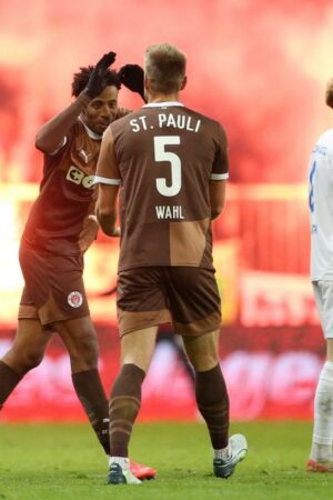 Glasklarer Elfmeter verwehrt – St. Pauli schlägt Kiel trotz krasser Fehlentscheidung