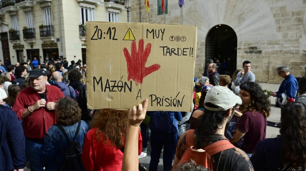 REPORTAGE. "Mazón démission !" : la tête du président de la région de Valence est toujours réclamée un mois après les inondations meurtrières