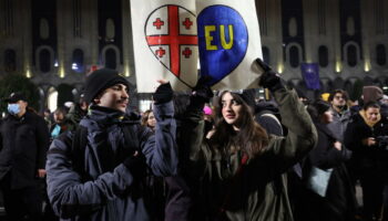 En Géorgie, troisième nuit de rassemblement massif des manifestants pro-UE