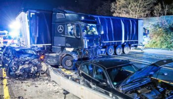 Lkw fährt Schlangenlinien über mehrere Autobahnen – Polizei meldet über 20 Verletzte