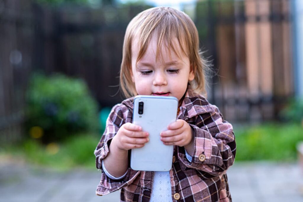 Woman defended after refusing to pay for mother-in-law’s phone after toddler broke it