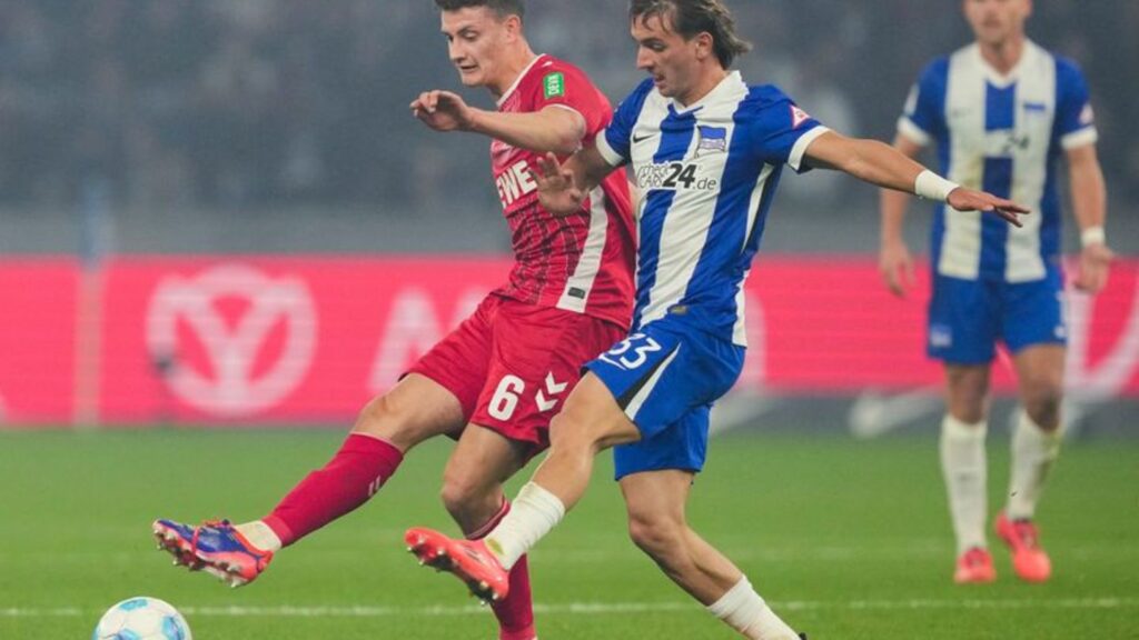 Die beiden früheren Bundesligisten Hertha BSC und der 1. FC Köln trafen in Berlin aufeinander. Foto: Soeren Stache/dpa