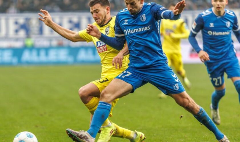 Alexander Nollenberger (r) hatte die beste Chance für Magdeburg, scheiterte am Torwart Foto: Andreas Gora/dpa