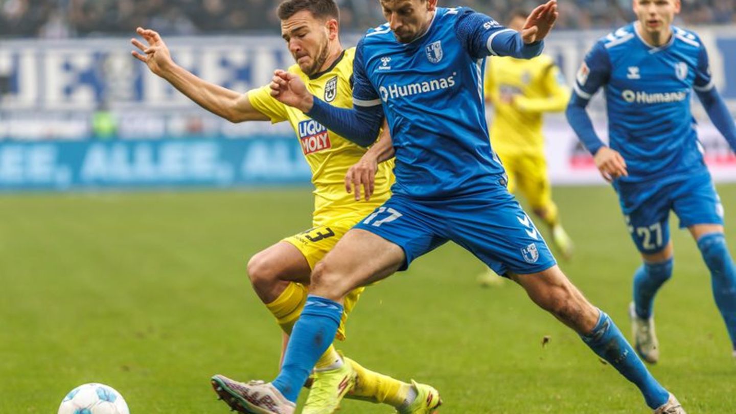 Alexander Nollenberger (r) hatte die beste Chance für Magdeburg, scheiterte am Torwart Foto: Andreas Gora/dpa