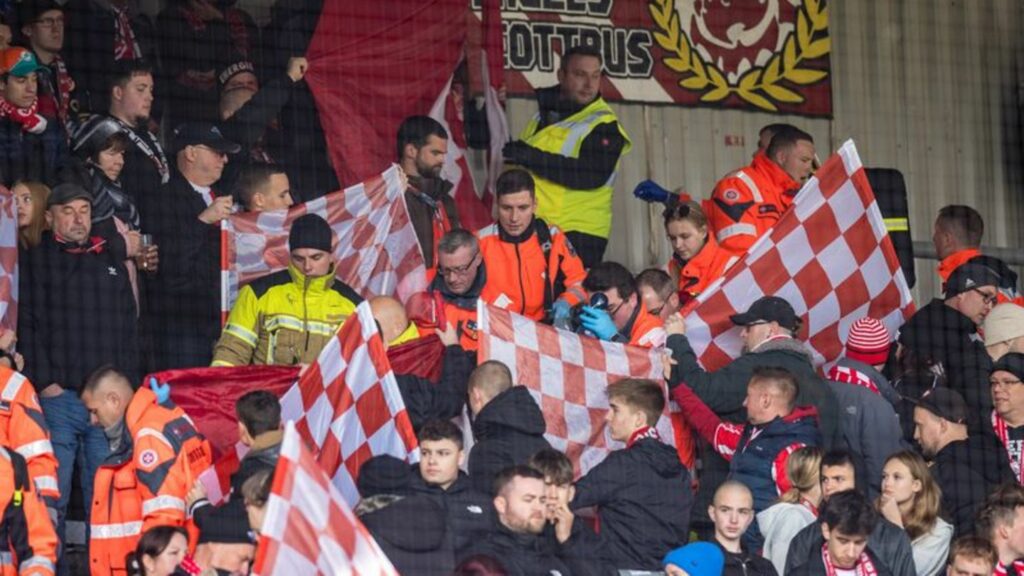 Beim Cottbus-Remis gab es einen Notfalleinsatz. Foto: Frank Hammerschmidt/dpa