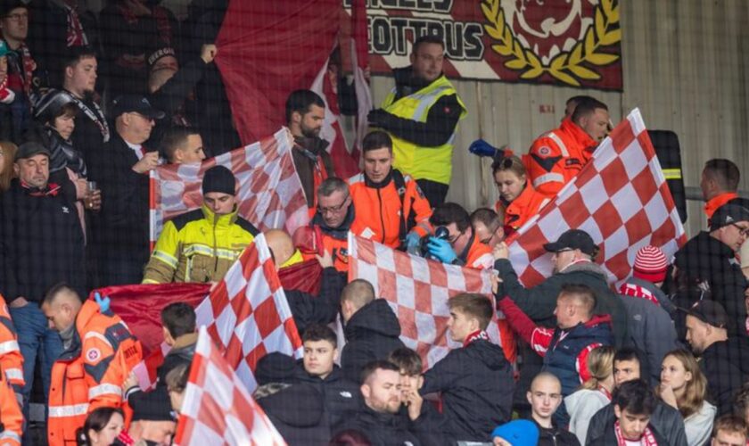 Beim Cottbus-Remis gab es einen Notfalleinsatz. Foto: Frank Hammerschmidt/dpa