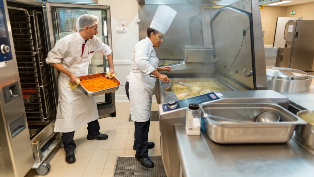 À Châtenay-Malabry, les fruits et légumes de la ferme urbaine finissent dans l’assiette des écoliers