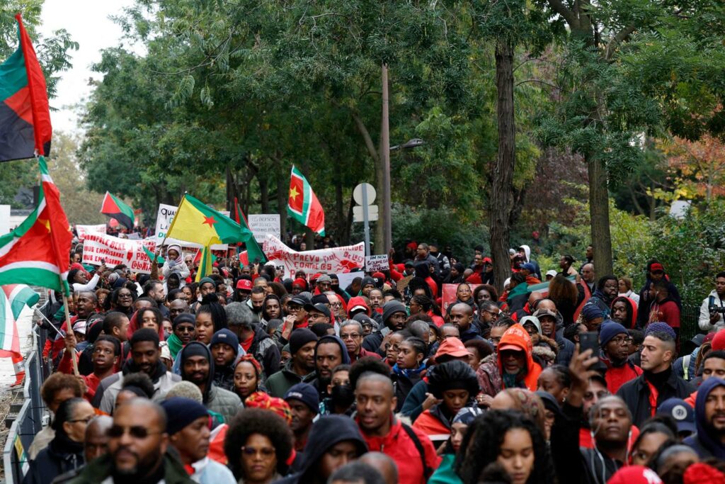 A Paris, la diaspora ultramarine manifeste contre la vie chère en outre-mer