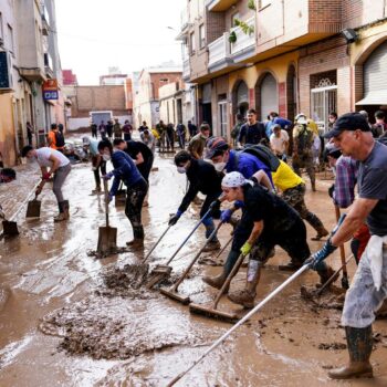 A Valence, en Espagne, un ouvrier qui travaillait à la remise en état d’une école après les inondations meurt de l’effondrement du toit