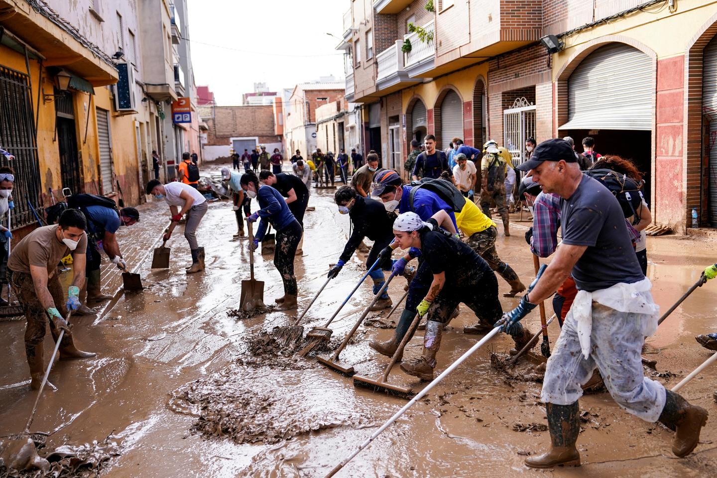 A Valence, en Espagne, un ouvrier qui travaillait à la remise en état d’une école après les inondations meurt de l’effondrement du toit