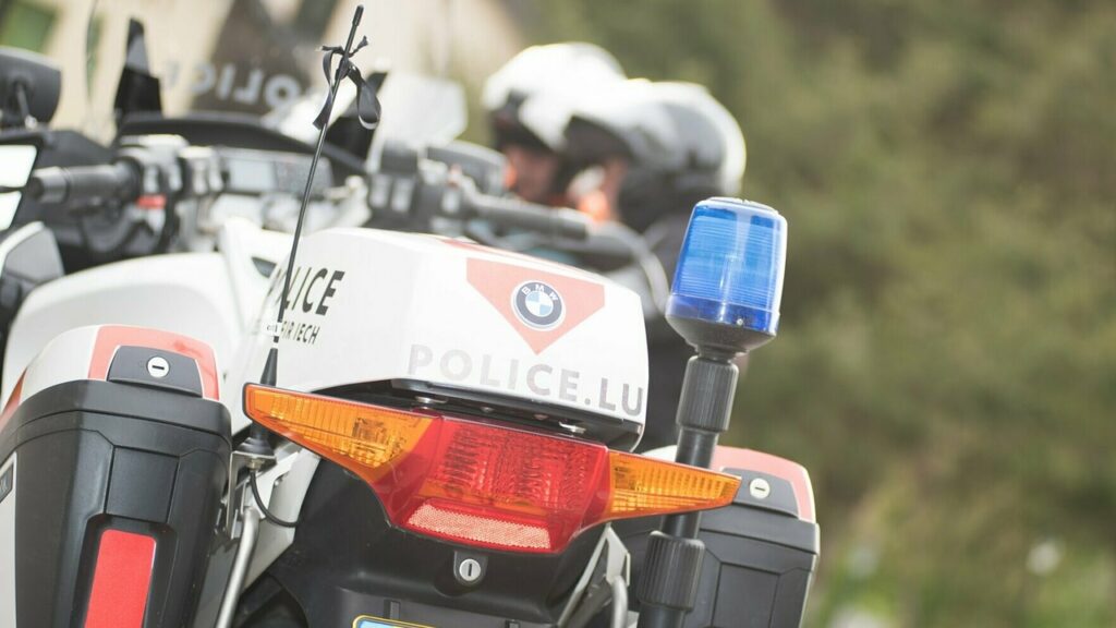 Accident lundi soir: Un motard de la police grièvement blessé sur l'A13