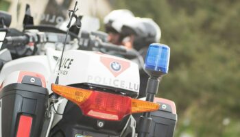 Accident lundi soir: Un motard de la police grièvement blessé sur l'A13