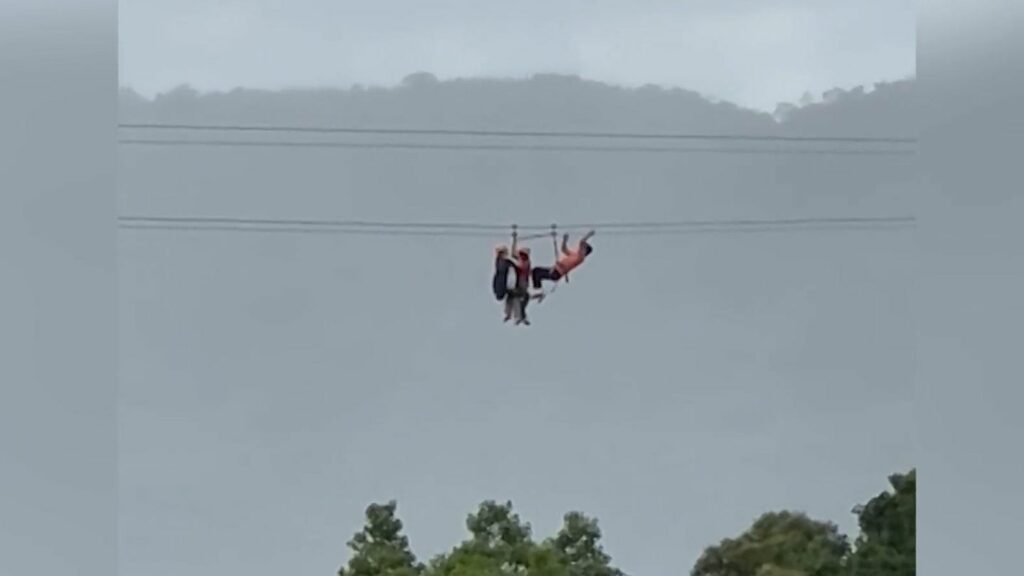 Adrenalin-Kick: Zipline-Unfall: Tourist baumelt 100 Meter über dem Abgrund