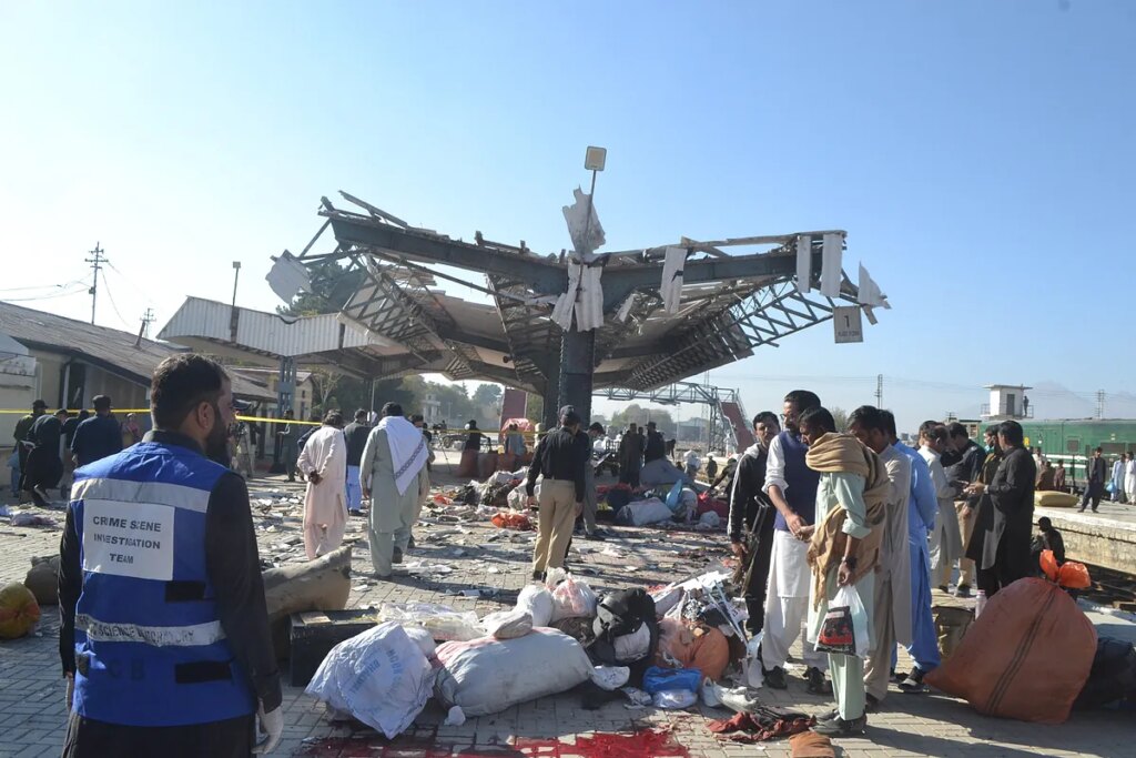 Al menos 25 muertos y más de 50 heridos en un atentado en una estación de tren en Pakistán