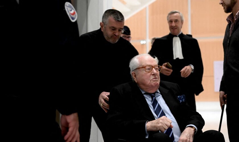 Ancien chef de file de l'extrême droite: Jean-Marie Le Pen hospitalisé