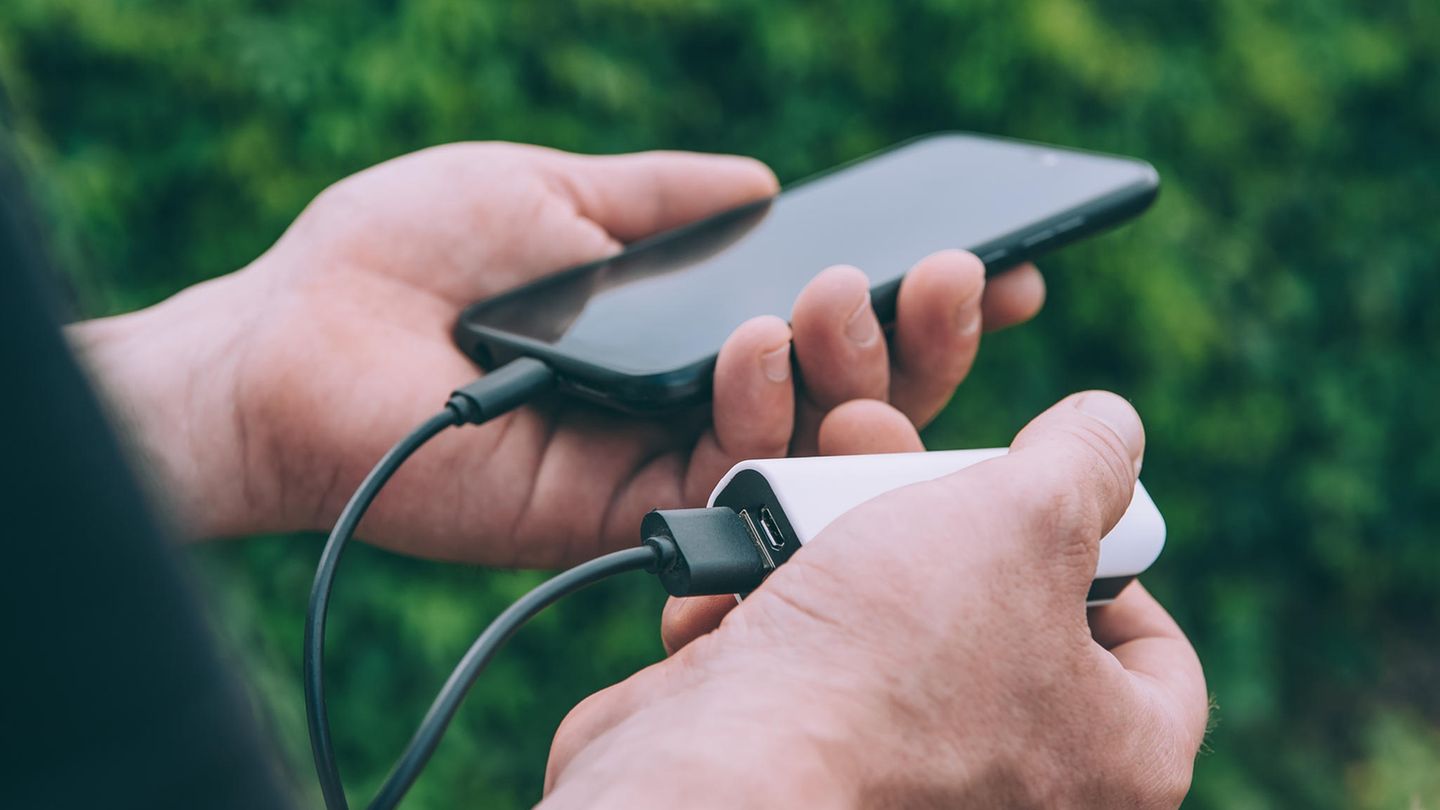 Ein Smartphone lädt an einer Powerbank.