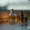 Parfums vor winterlichem Hintergrund