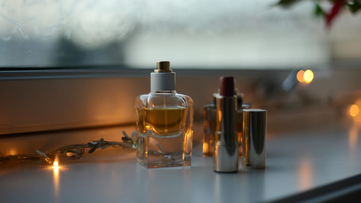 Parfums vor winterlichem Hintergrund