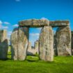 Angleterre : deux militants écologistes inculpés après avoir projeté de la peinture sur les pierres de Stonehenge