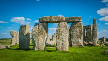 Angleterre : deux militants écologistes inculpés après avoir projeté de la peinture sur les pierres de Stonehenge