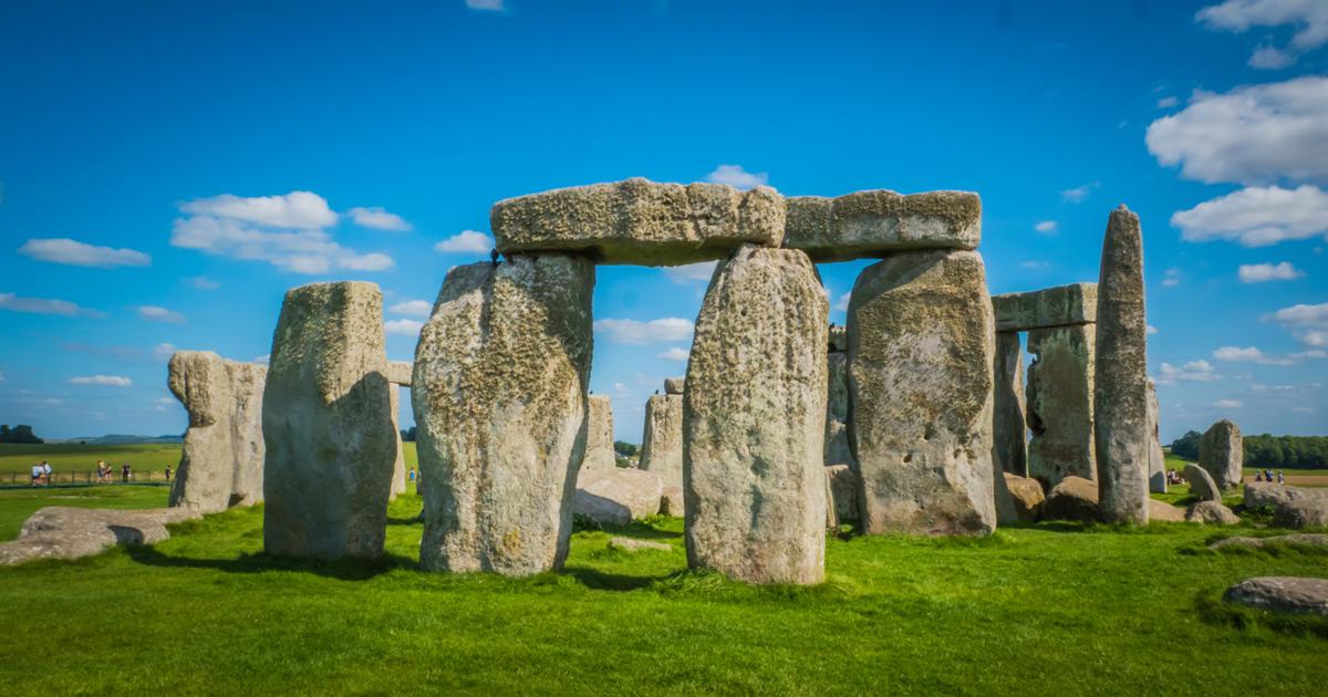 Angleterre : deux militants écologistes inculpés après avoir projeté de la peinture sur les pierres de Stonehenge