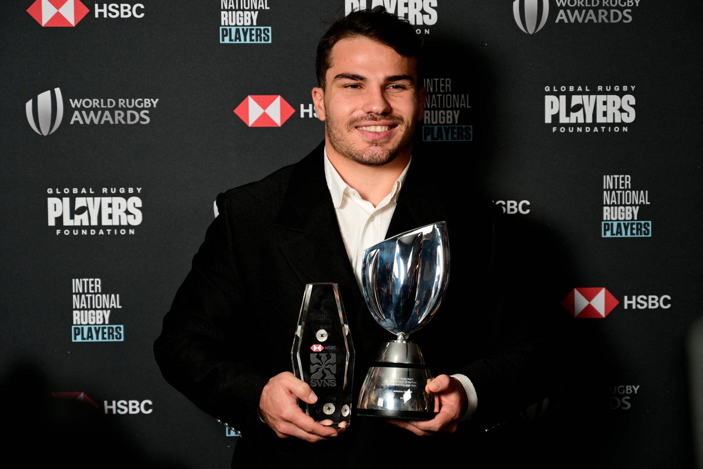 Antoine Dupont élu meilleur joueur du monde de rugby à VII : « La vraie incongruité est surtout qu’il n’ait pas remporté de trophée lié à ses performances à XV »