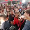 Aplausos, besos y 'selfies' para Begoña Gómez en el congreso del PSOE