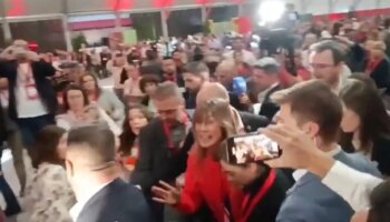 Aplausos, besos y 'selfies' para Begoña Gómez en el congreso del PSOE