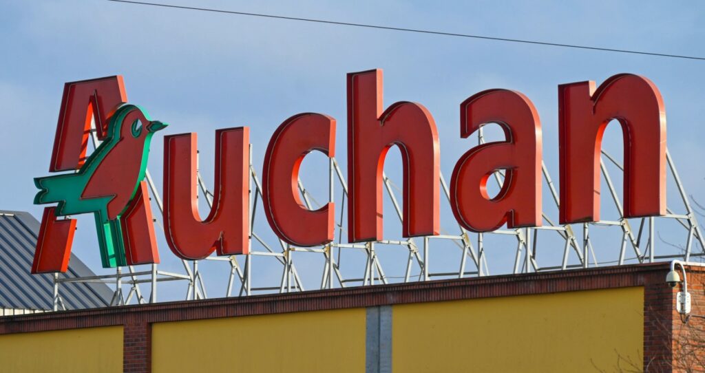 Après 40 ans de carrière: En France, une employée d'Auchan reçoit une médaille... et un licenciement