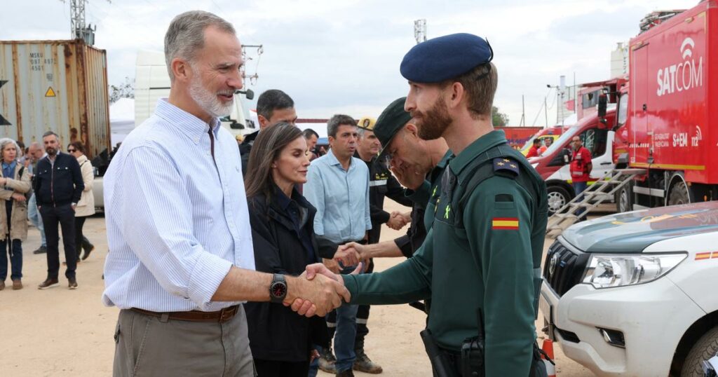 «Assassins !» : en Espagne, sur les lieux des inondations, la foule jette de la boue au visage du roi Felipe VI et de la reine Letizia