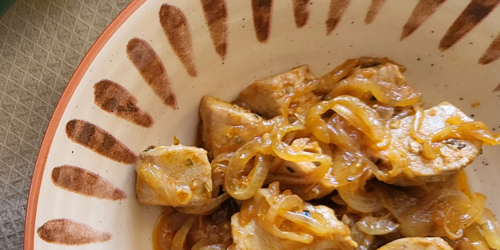 Atún encebollado con verduras y arroz