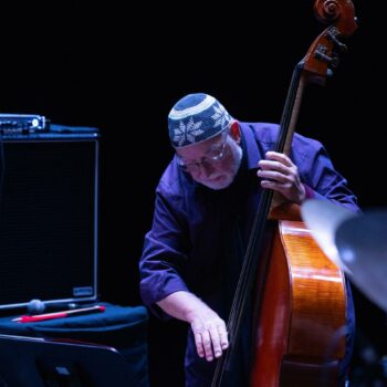 Au D’Jazz Nevers Festival, voix et voyages musicaux avec Henri Texier