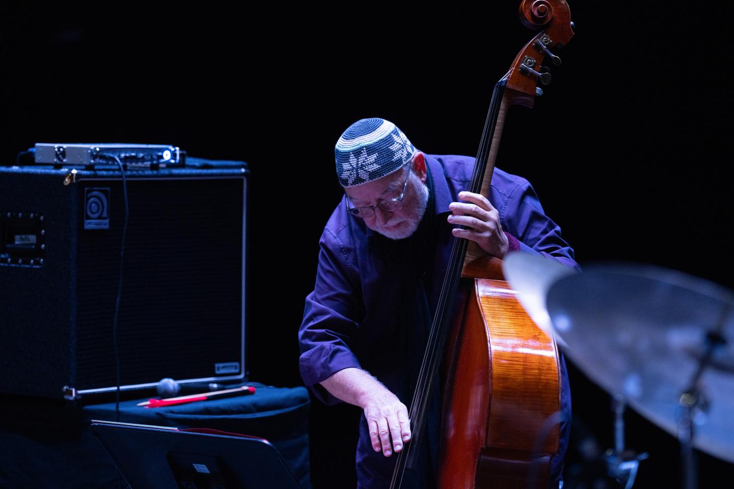 Au D’Jazz Nevers Festival, voix et voyages musicaux avec Henri Texier