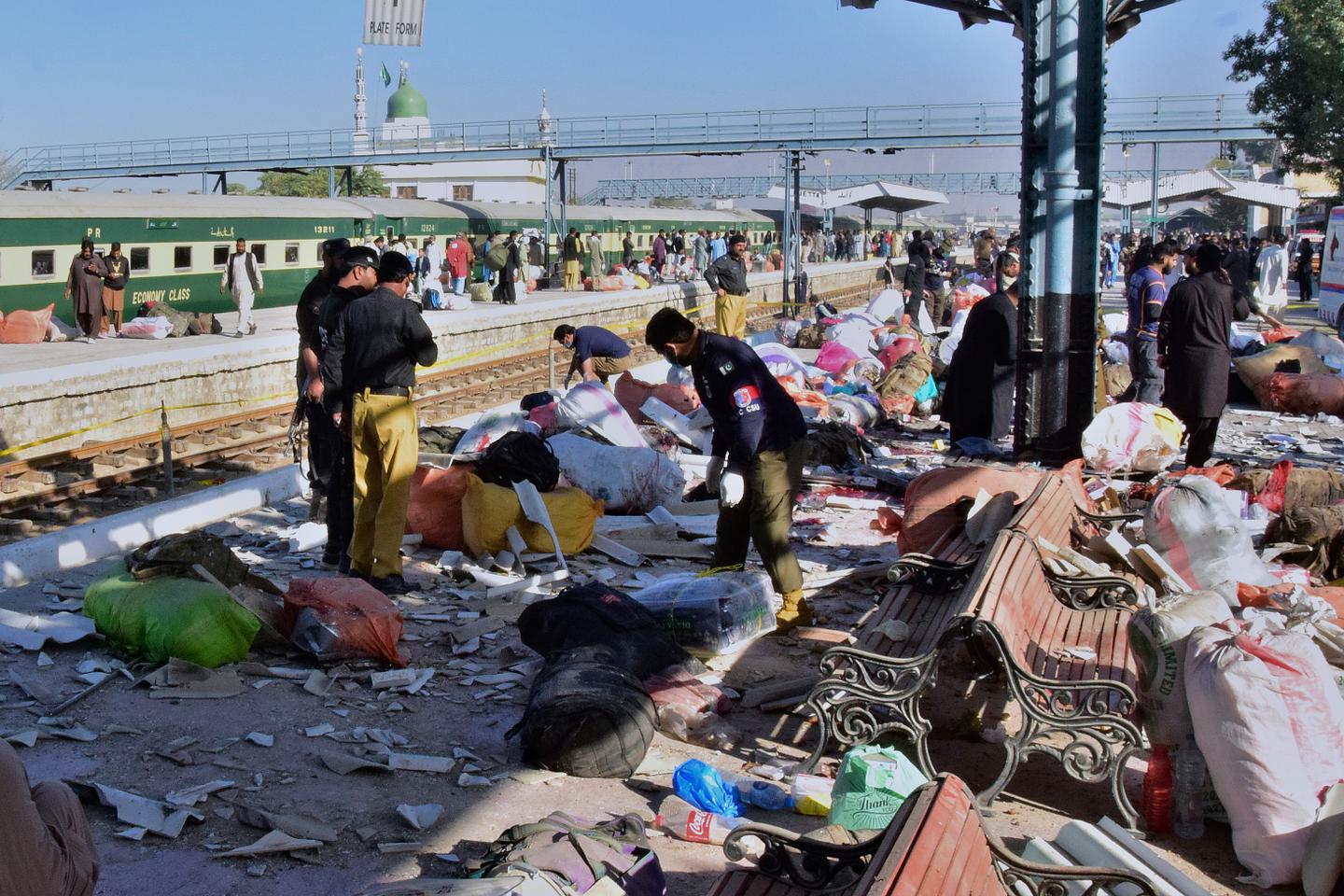 Au Pakistan, une explosion dans une gare fait au moins dix-sept morts et des dizaines de blessés