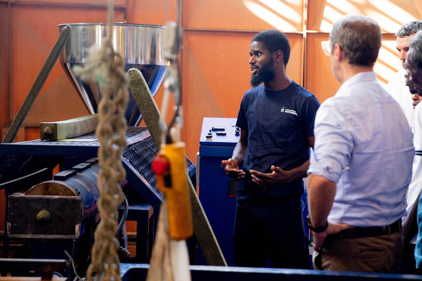 Au Sénégal, une micro-usine transforme les déchets plastiques en meubles et en pavés