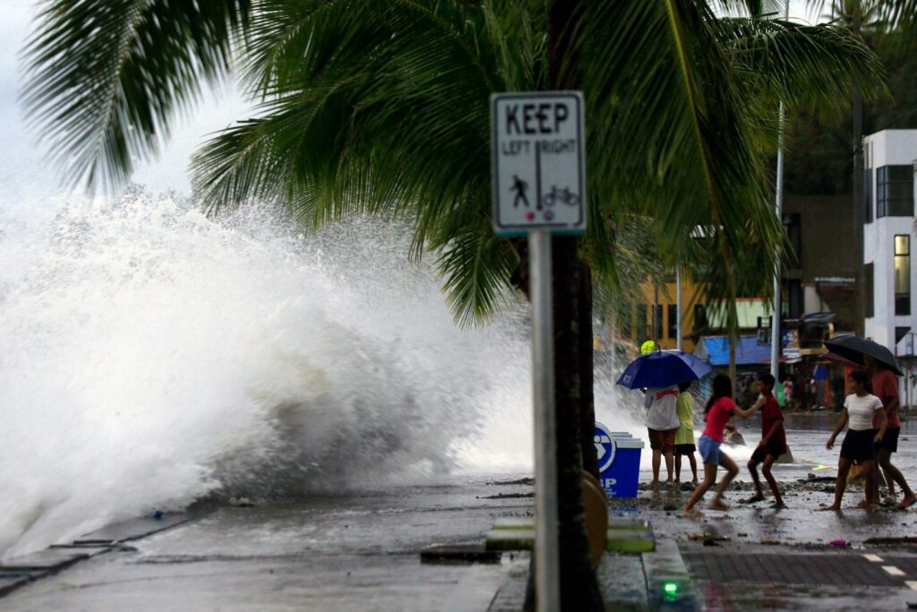 Aux Philippines, le super typhon Man-yi, à l’impact « potentiellement catastrophique », a touché terre