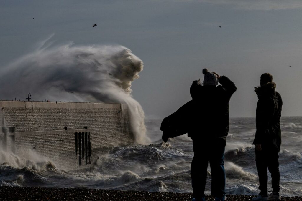 Avec des vents violents et des fortes pluies, la tempête Bert continue de faire des dégâts en Angleterre et au Pays de Galles