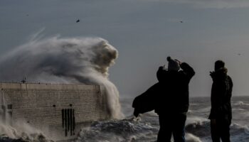 Avec des vents violents et des fortes pluies, la tempête Bert continue de faire des dégâts en Angleterre et au Pays de Galles