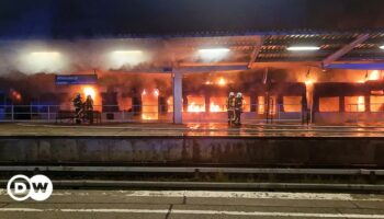 Berlin: Large fire destroys passenger train, cause unclear