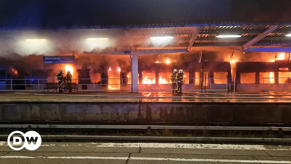 Berlin: Large fire destroys passenger train, cause unclear