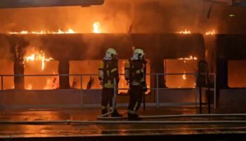 Berlin: Regionalzug brennt in Bahnhof aus