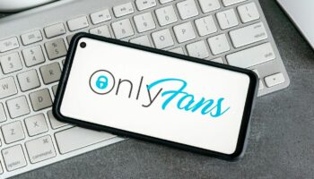 Besitzerin entsetzt: Hundesitterin dreht heimlich Onlyfans-Videos im Badezimmer